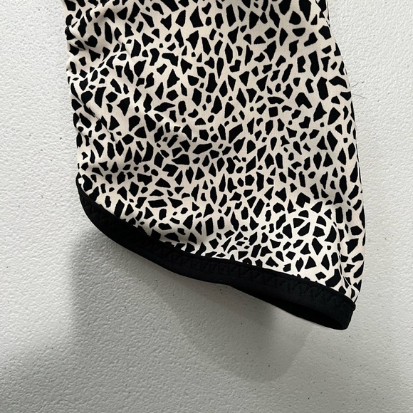 Lululemon  3/4 Real Quick Tight Luxtreme Miss
Mosaic Spot White Black Size 10 - Picture 11 of 11